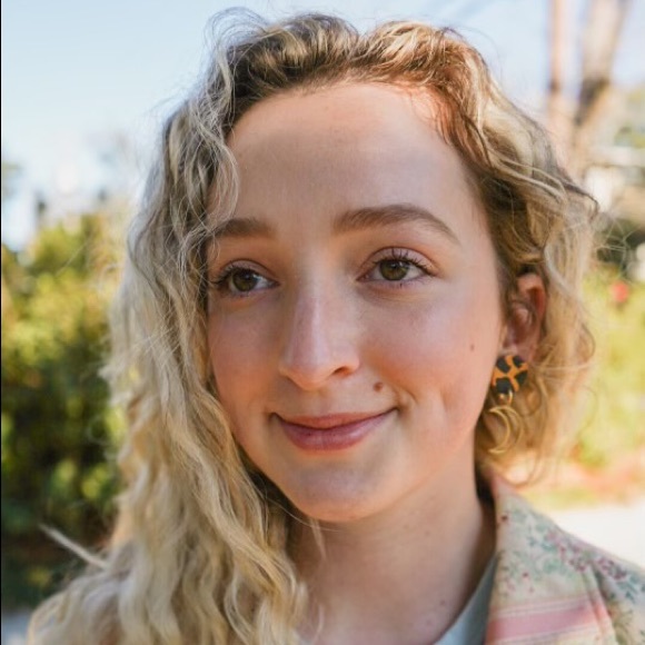 Meet your Posher, Shannon with Lilac Lawson - Picture 1 of 4